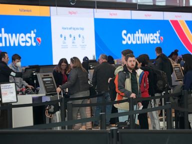 Southwest apologizes, gives customers frequent-flyer points