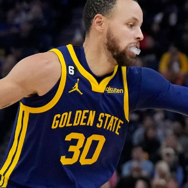 Warriors’ Curry (knee) exits win in 3rd; MRI next
