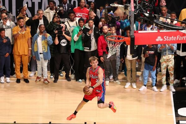 McClung dazzles with 3 50s to win dunk contest