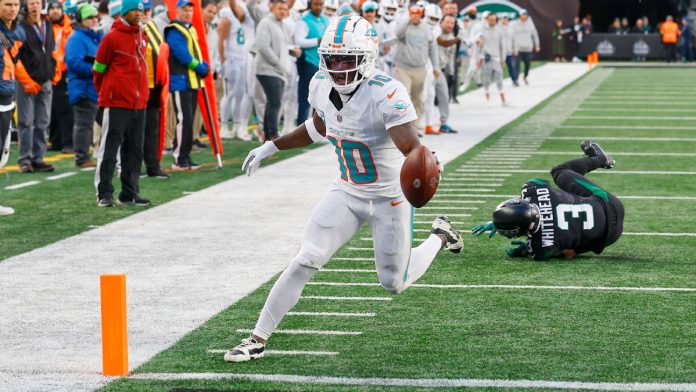 Dolphins’ Tyreek Hill catches his 10th touchdown pass of season
